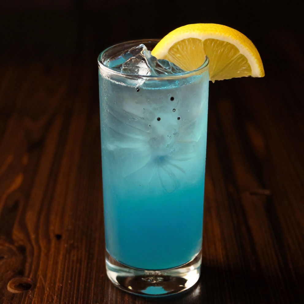 Crispy Blue Mocktail garnished with lemon slice in a glass